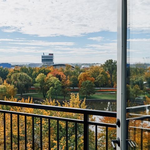 Wake up to breathtaking views of Julia Davis Park right from your private balcony.
🏡Your downtown Boise dream is waiting. ✨🌿 

August availability is almost gone! 

☎️ (208) 605 7771 or DM us! 
💻 https://localboiseapts.com

#downtownboise #livelocal #balcony #idaho