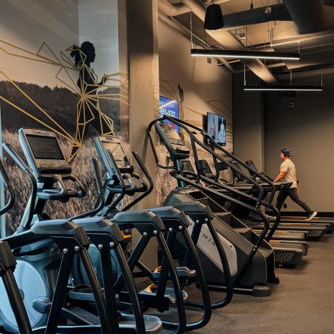 The weather may be changing, but your routine doesn’t have to. 🏋🏻