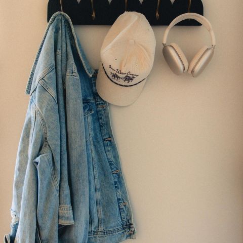 Hang your hat, drop your bags, and settle in. LOCAL is where comfort meets style. 🏡✨ Ready to make it yours? 

#local #boise #apartments #downtownliving #boiseidaho #livelocal #apartmenttherapy